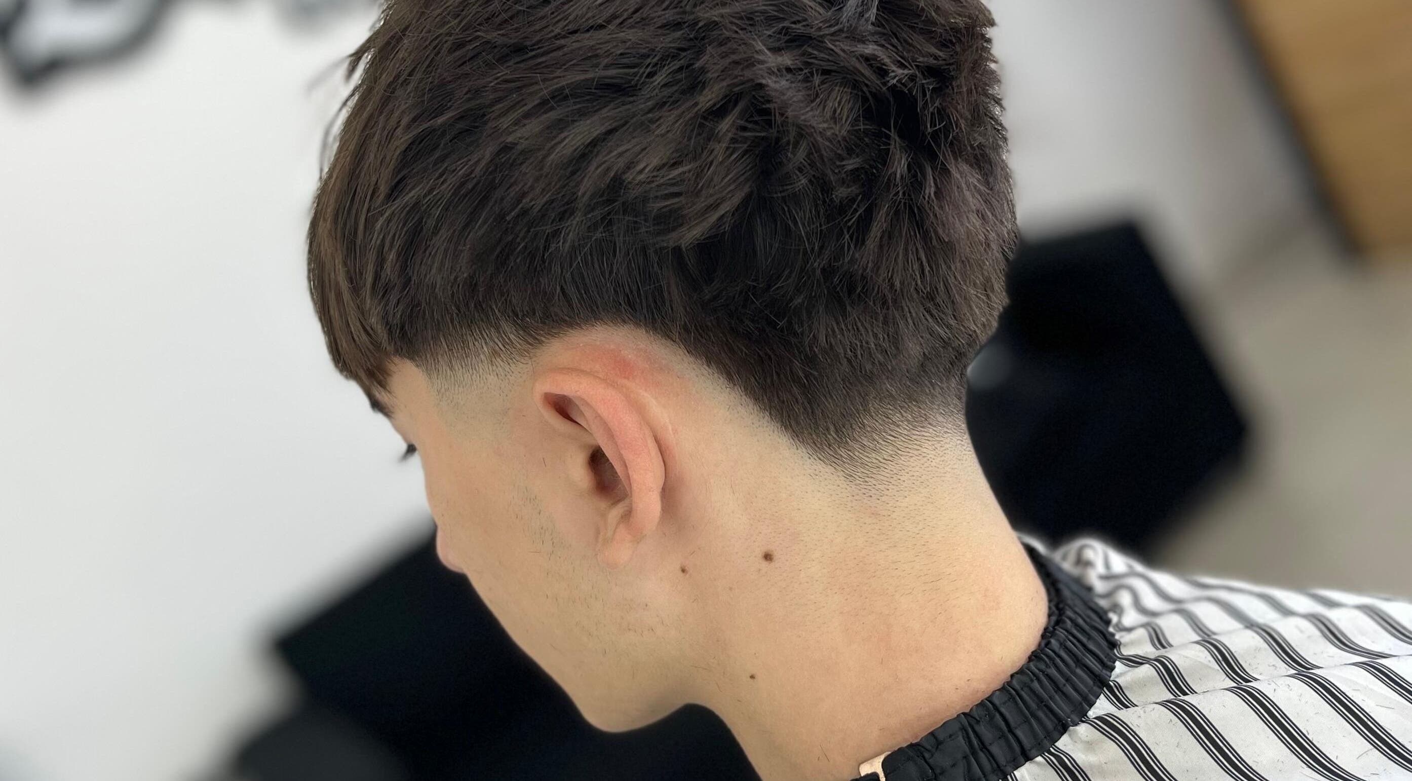 Corte de cabello moderno en Blessed Barber, ubicada en Concepción Del Uruguay, Entre Ríos, AR.