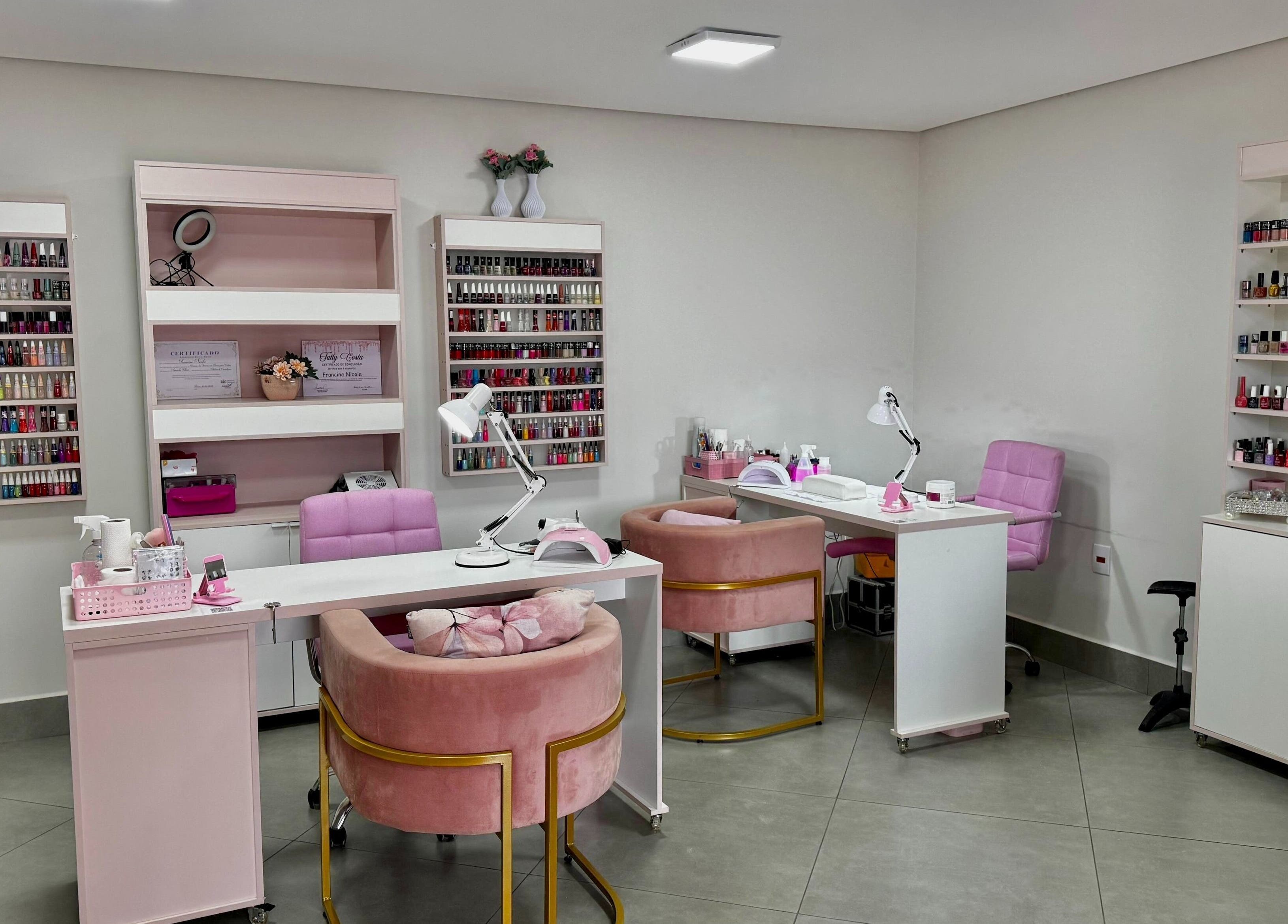 Interior elegante do Loucas Por Esmaltes Bauru, com poltronas rosa e esmaltes em Bauru, São Paulo, BR.