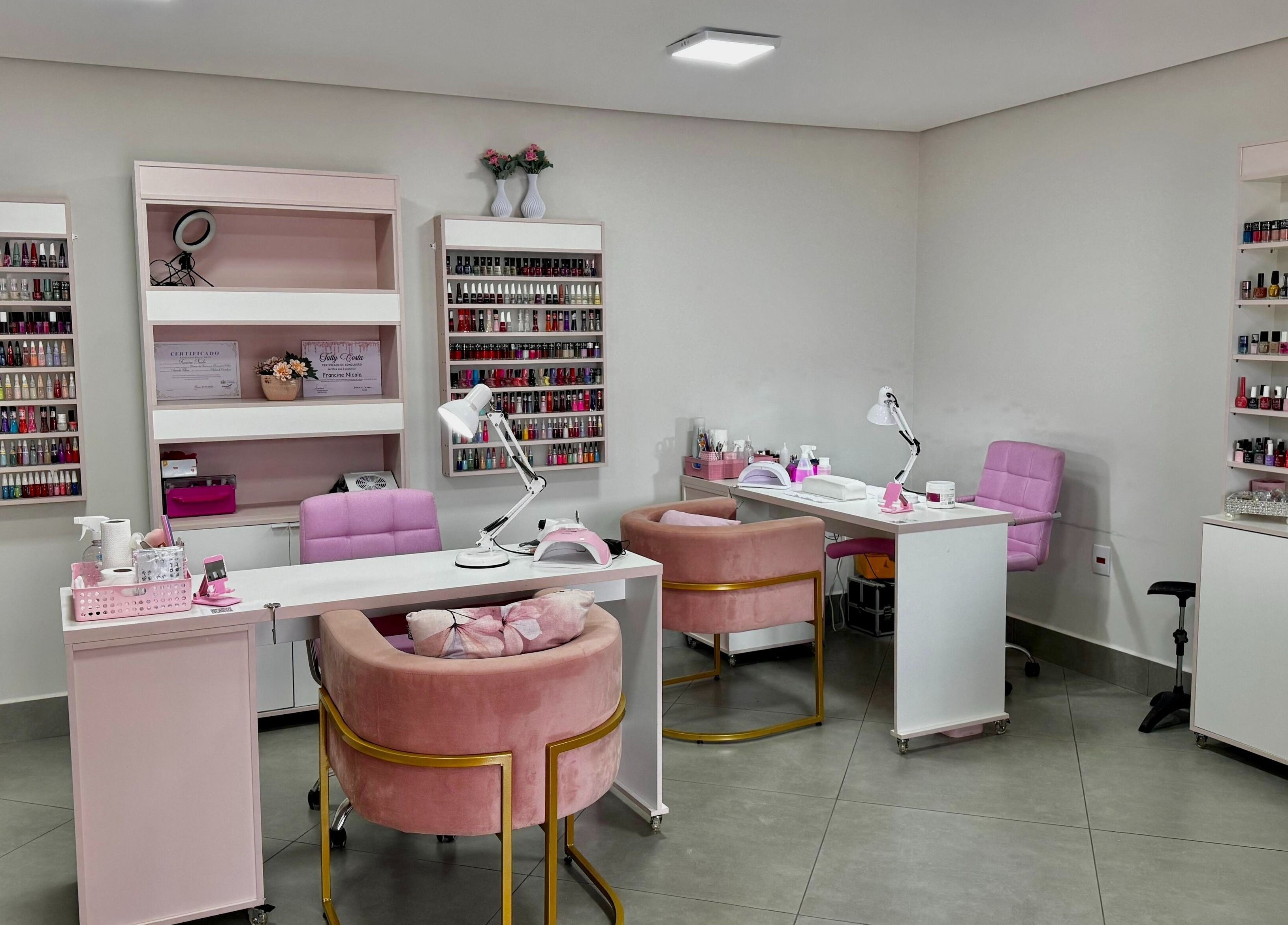 Interior elegante do Loucas Por Esmaltes Bauru, com poltronas rosa e esmaltes em Bauru, São Paulo, BR.