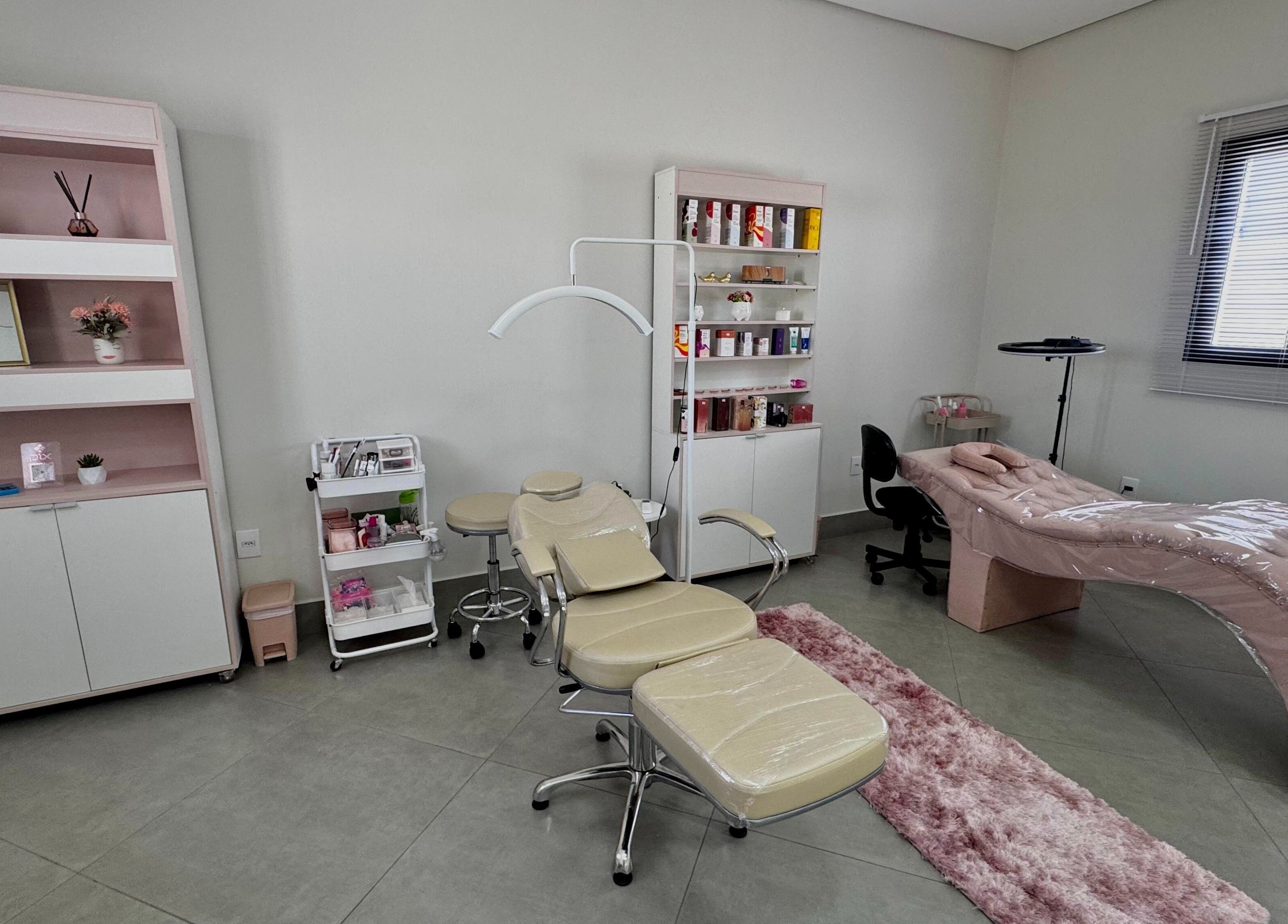 Sala de estética moderna em Loucas Por Esmaltes Bauru, Bauru, São Paulo, BR. Elegância e conforto em um salão bem decorado.