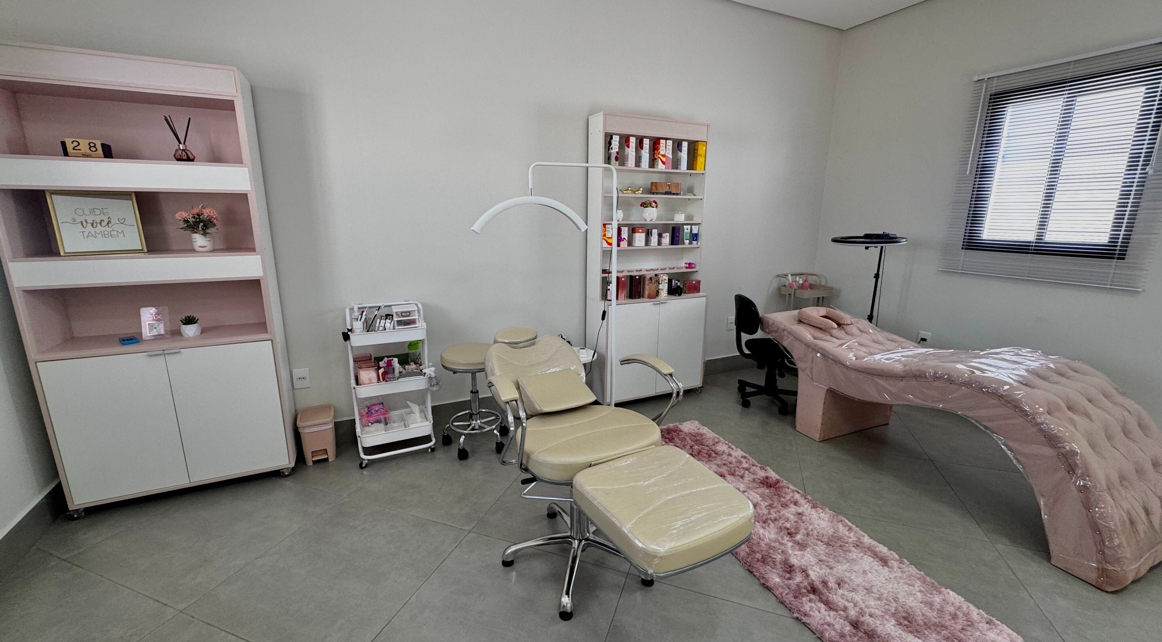 Sala de estética moderna em Loucas Por Esmaltes Bauru, Bauru, São Paulo, BR. Elegância e conforto em um salão bem decorado.