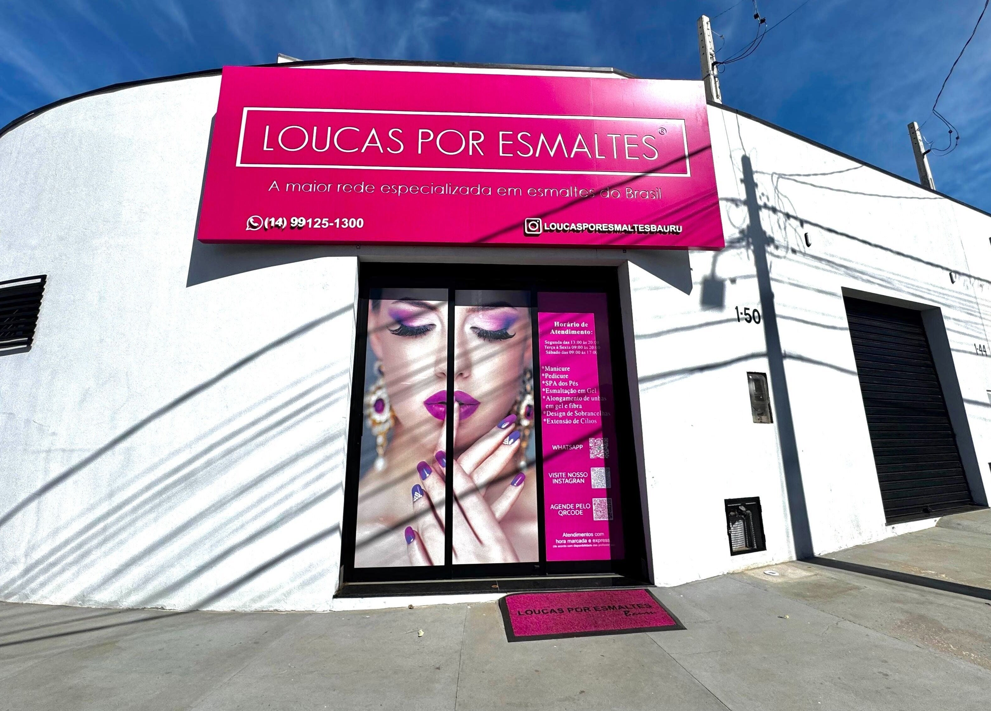 Fachada do Loucas Por Esmaltes Bauru em Bauru, São Paulo, BR, destacando letreiro rosa vibrante.