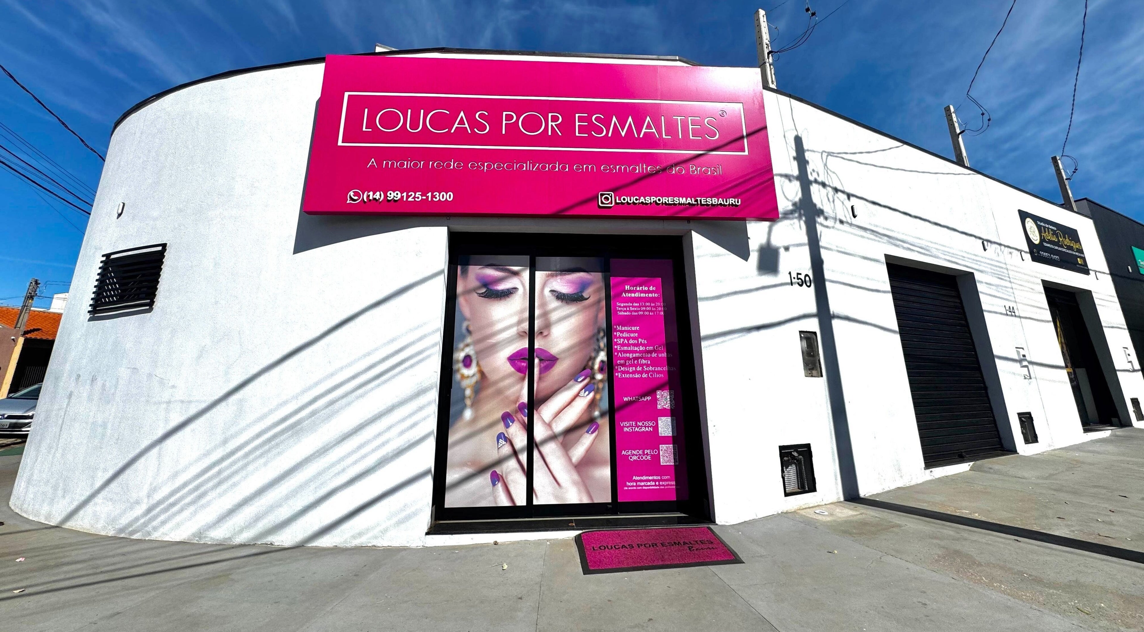 Fachada do Loucas Por Esmaltes Bauru em Bauru, São Paulo, BR, destacando letreiro rosa vibrante.