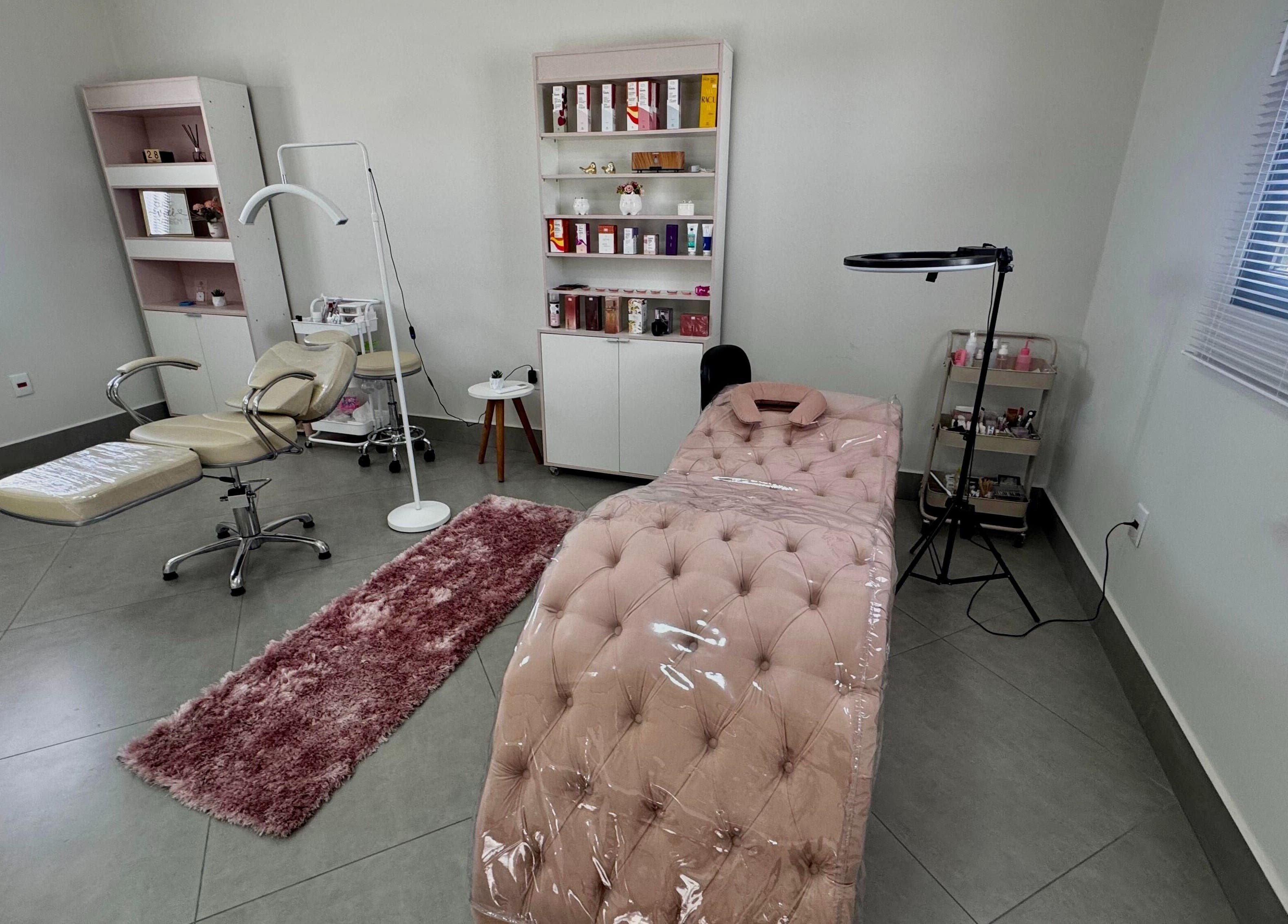 Sala de tratamento em Loucas Por Esmaltes Bauru, Bauru, São Paulo, BR, com cama rosa e poltrona de manicure.