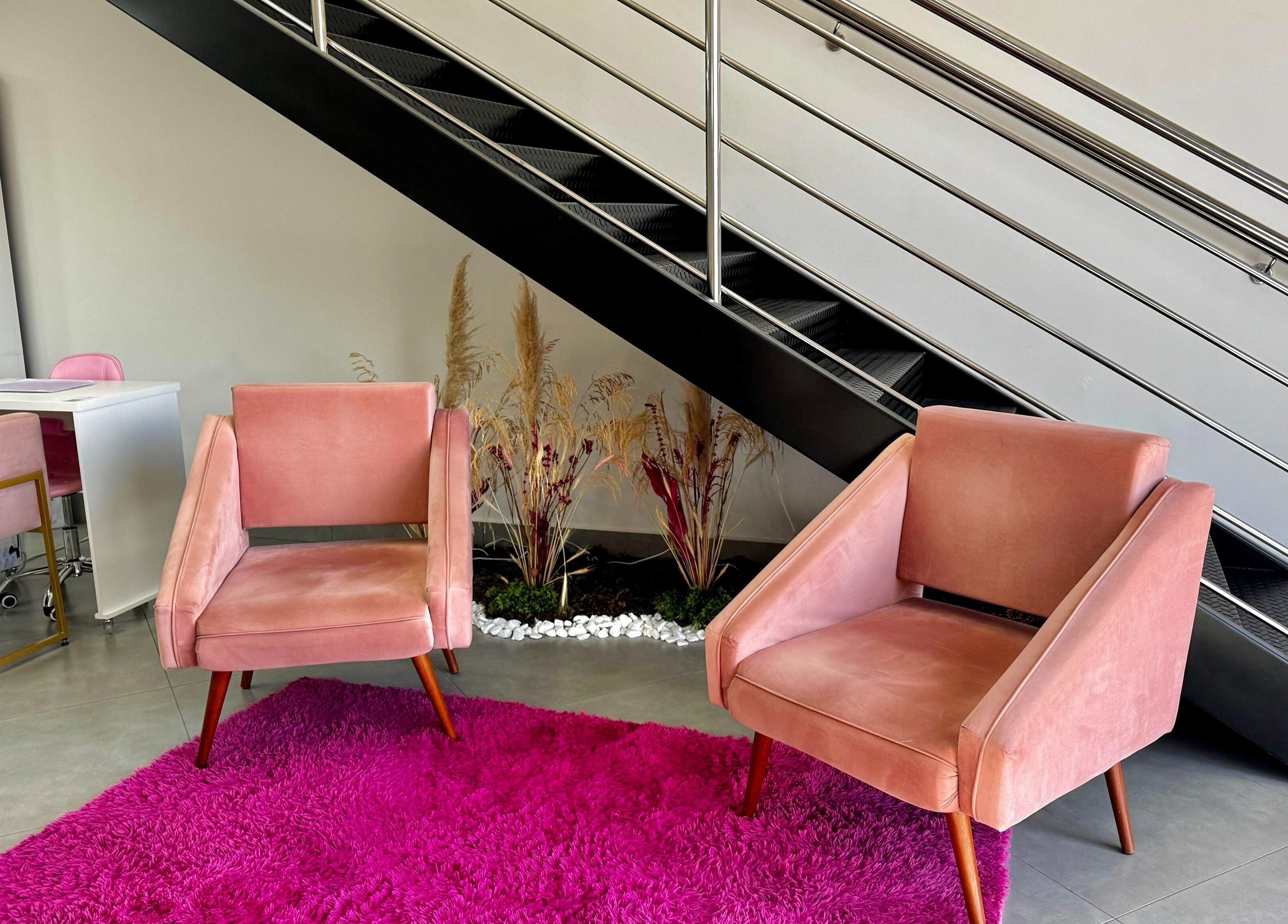 Espaço moderno e aconchegante em Loucas Por Esmaltes Bauru, São Paulo, BR, com cadeiras de veludo rosa.