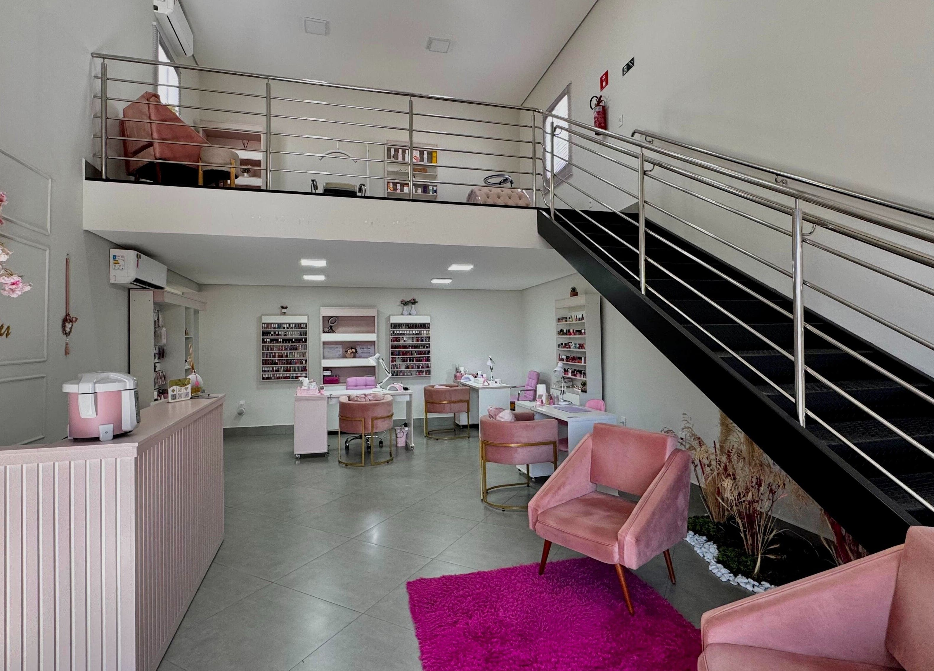 Interior elegante do Loucas Por Esmaltes Bauru, Bauru, São Paulo, BR com decoração moderna e ambiente acolhedor.