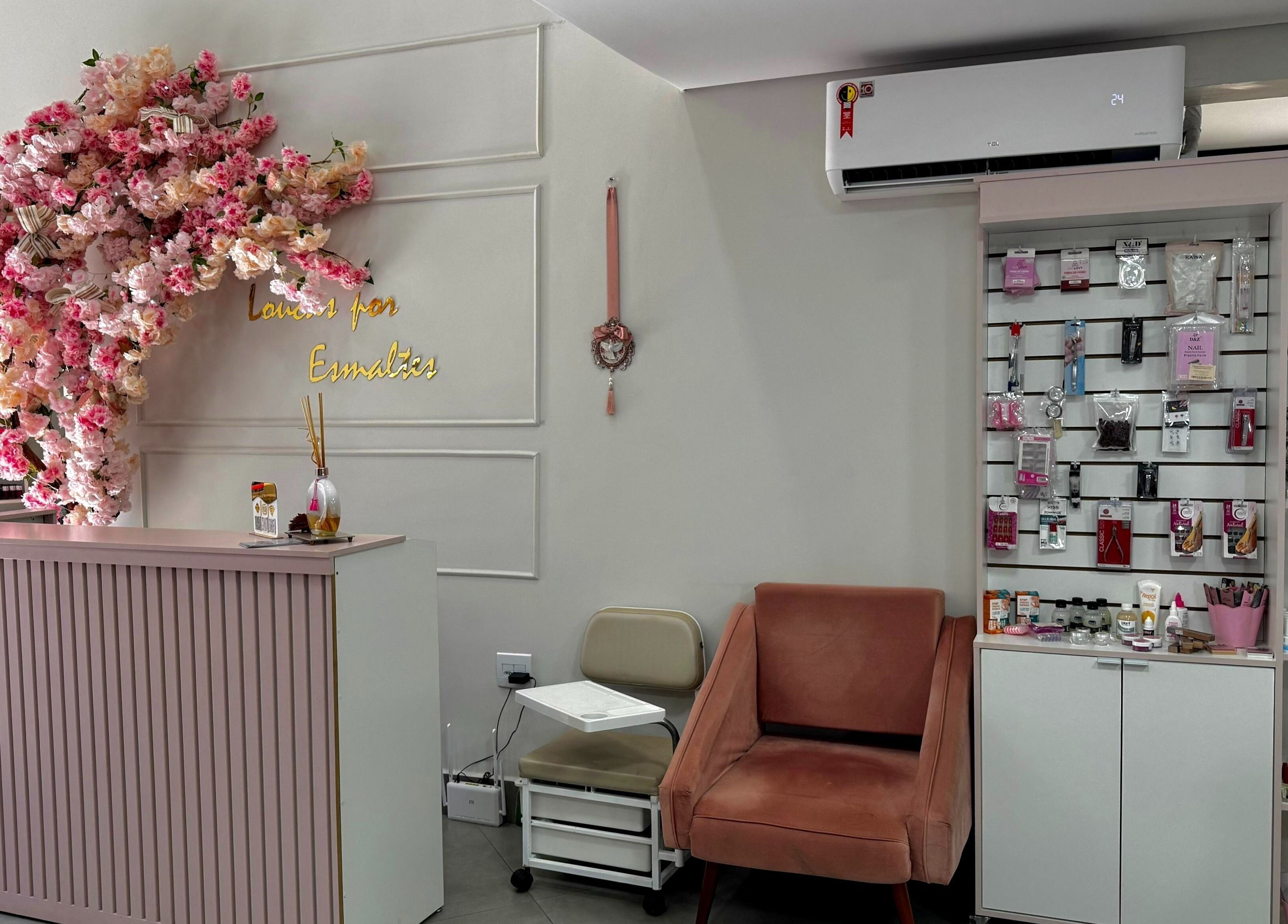 Recepção acolhedora da Loucas Por Esmaltes Bauru em Bauru, São Paulo, BR com decoração floral e produtos de beleza.