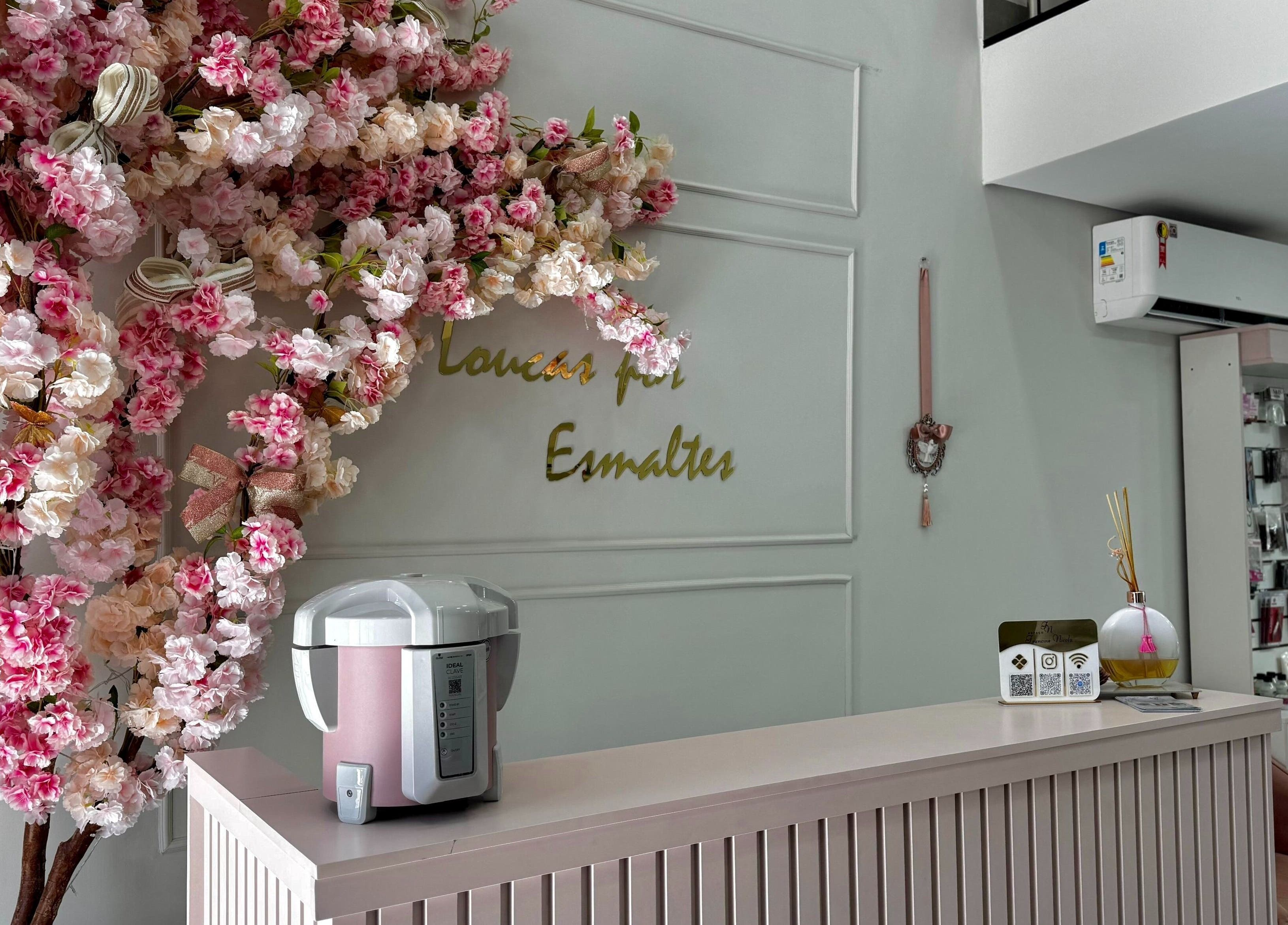 Recepção florida de Loucas Por Esmaltes Bauru, Bauru, São Paulo, BR, com decoração elegante.
