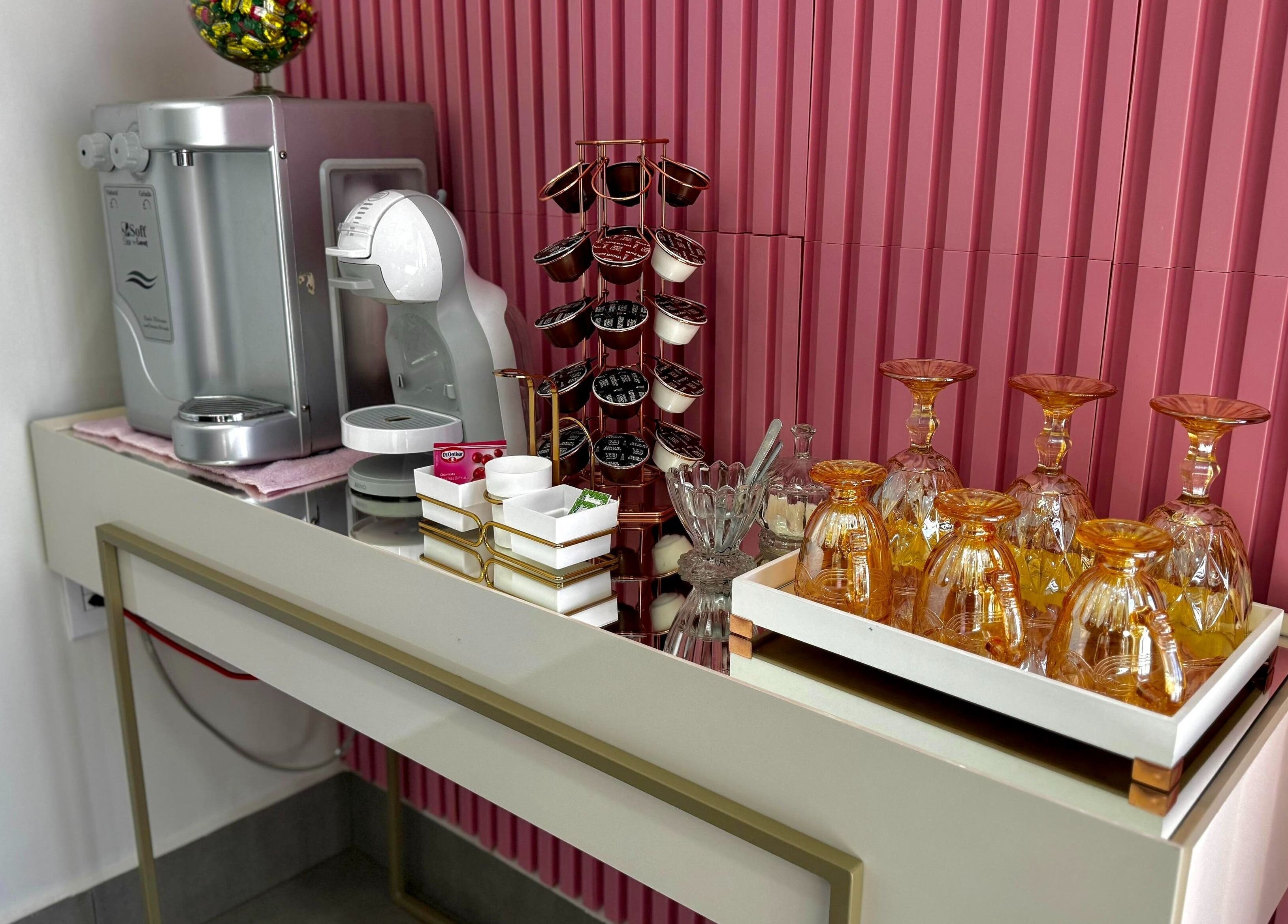Estação de café elegante em Loucas Por Esmaltes Bauru, Bauru, São Paulo, BR, com copos e cápsulas.