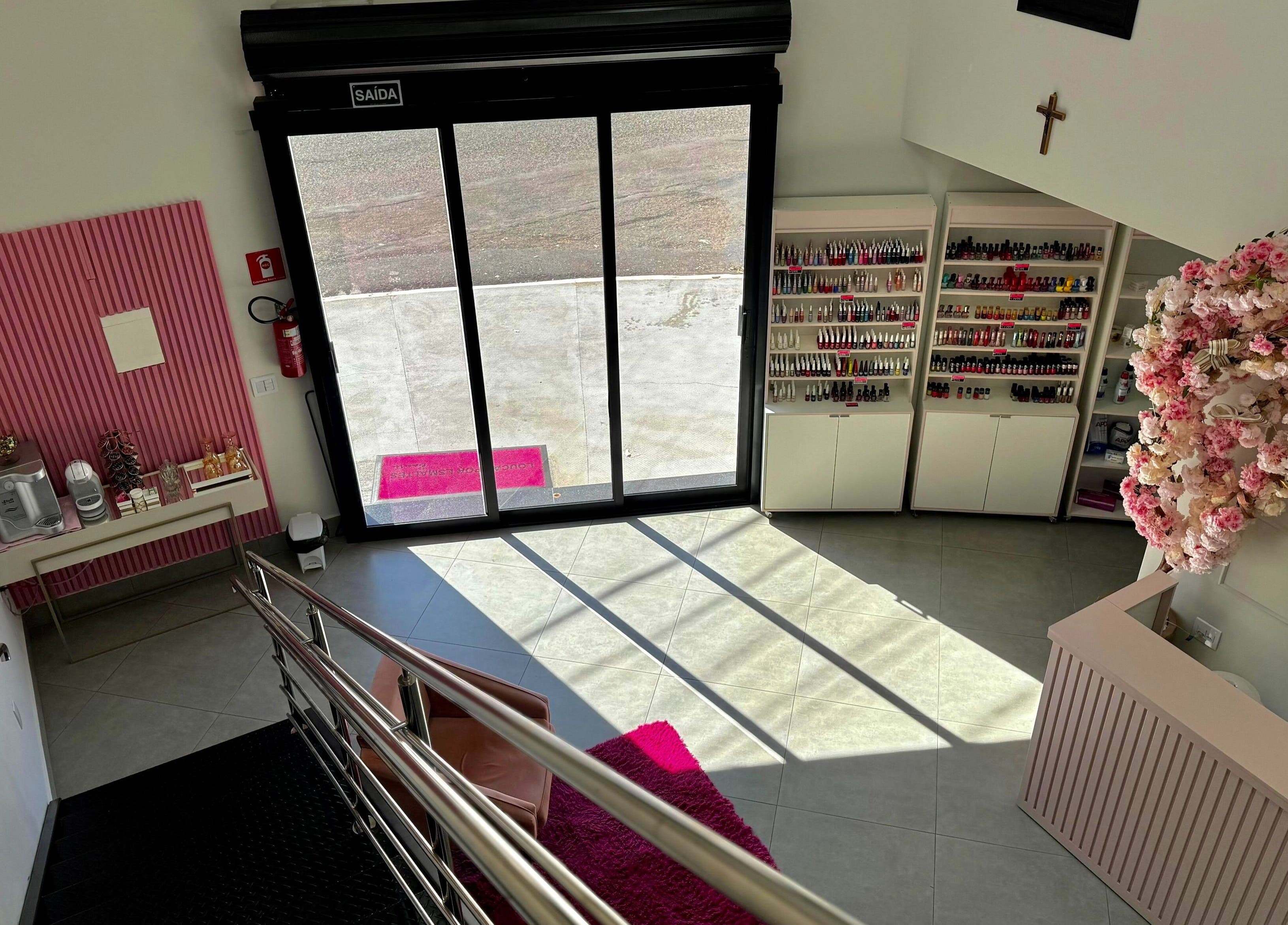 Interior de Loucas Por Esmaltes Bauru em Bauru, São Paulo, BR; decoração com flores e esmaltes.