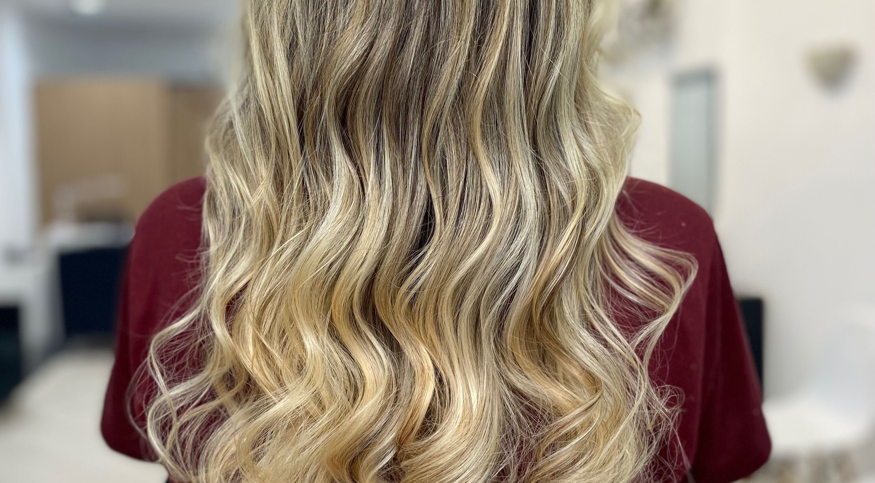 Cabelos loiros ondulados na STUDIO DE BELEZA TATY AMORIM LTDA, Rio De Janeiro, Rio De Janeiro, BR.