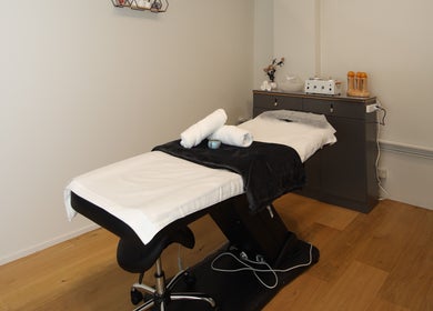 Relaxing treatment room at Reshu's Beauty & Nails PONSONBY, Auckland, Auckland, NZ, with a cozy massage table.