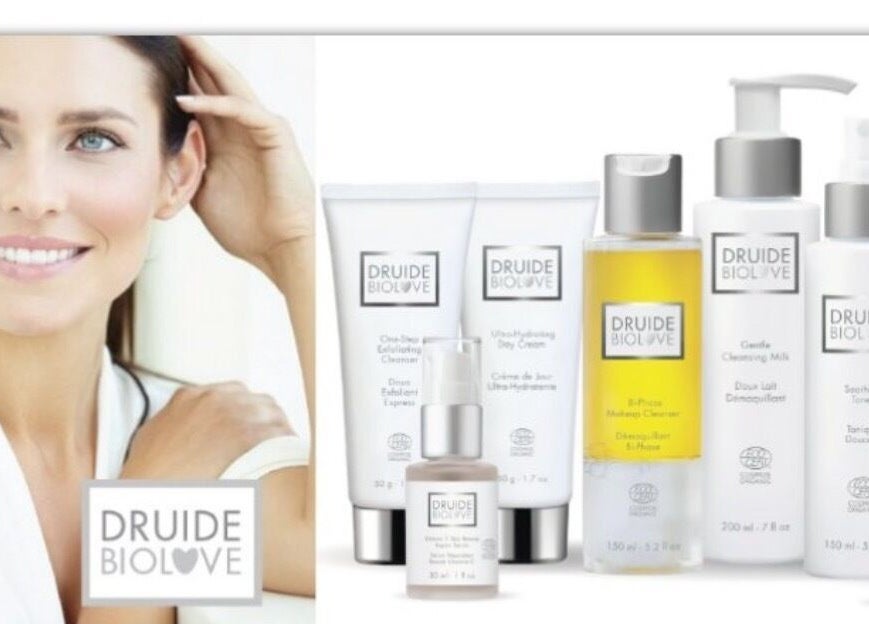 Bright smile of a woman with Druide Biolove products at Ongles Chano, Montréal, Québec, CA.