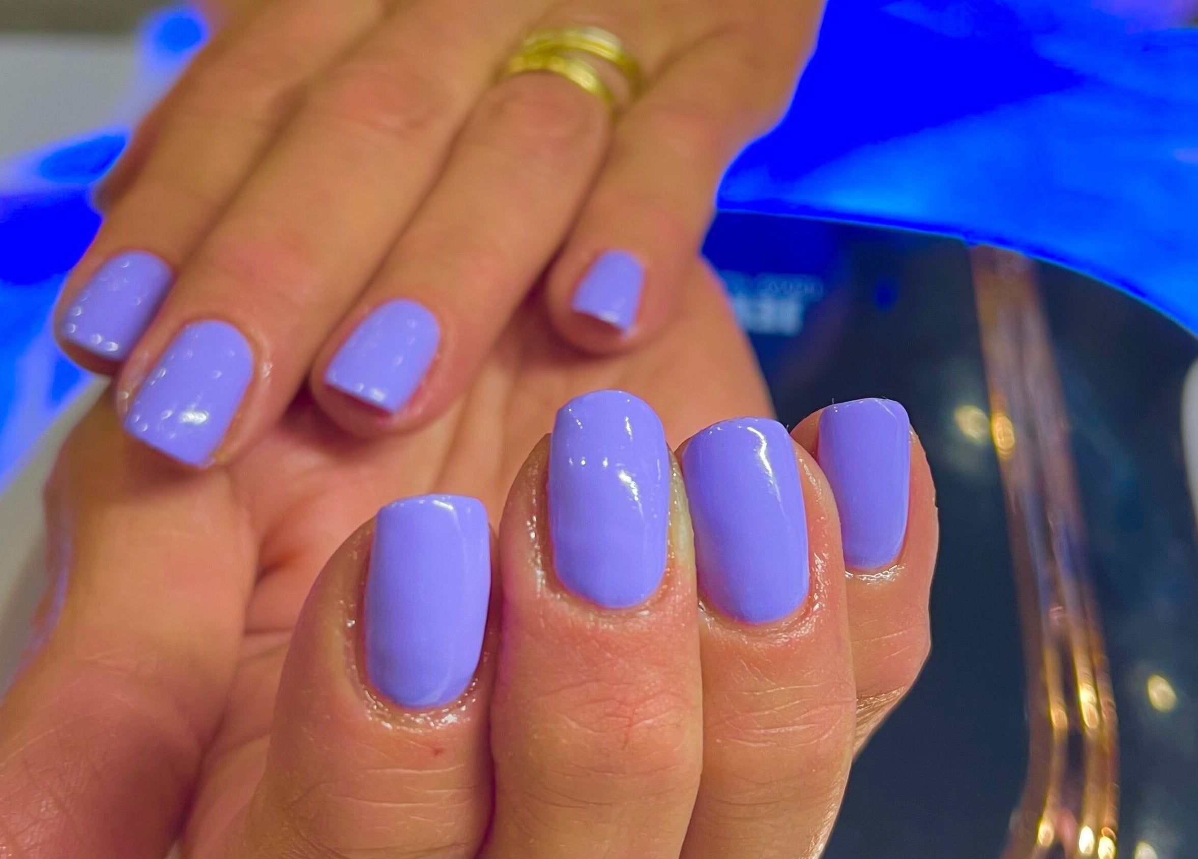 Violet gel nails at Ongles Chano, offering exquisite nail art in Montréal, Québec, CA.