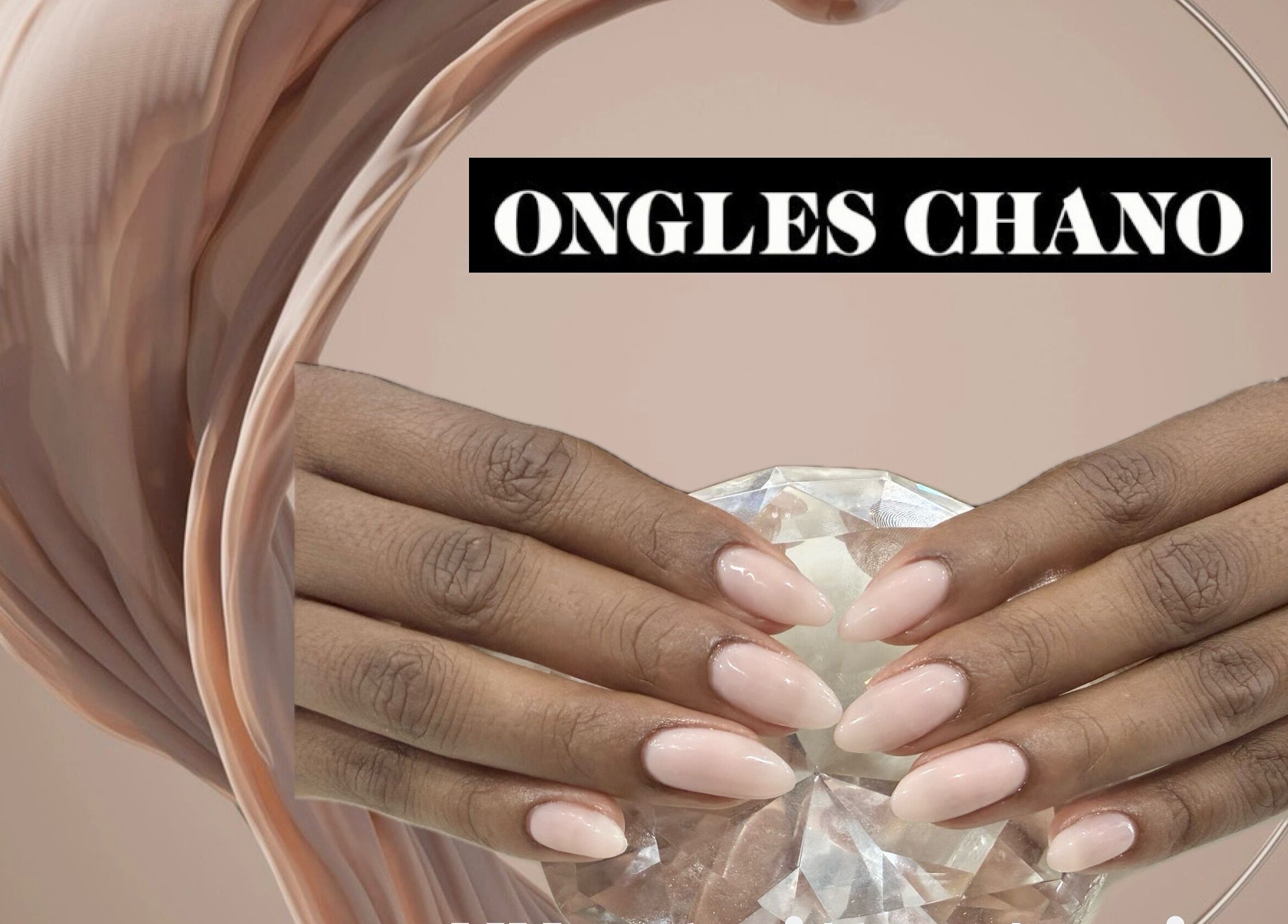 Manicured hands holding a diamond at Ongles Chano, Montréal, Québec, CA.