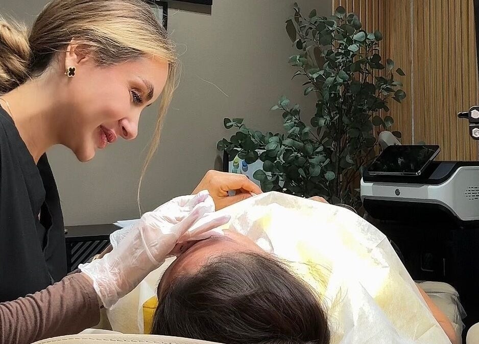 PMU Salon VS artist performing treatments in Dallas, Texas, US.