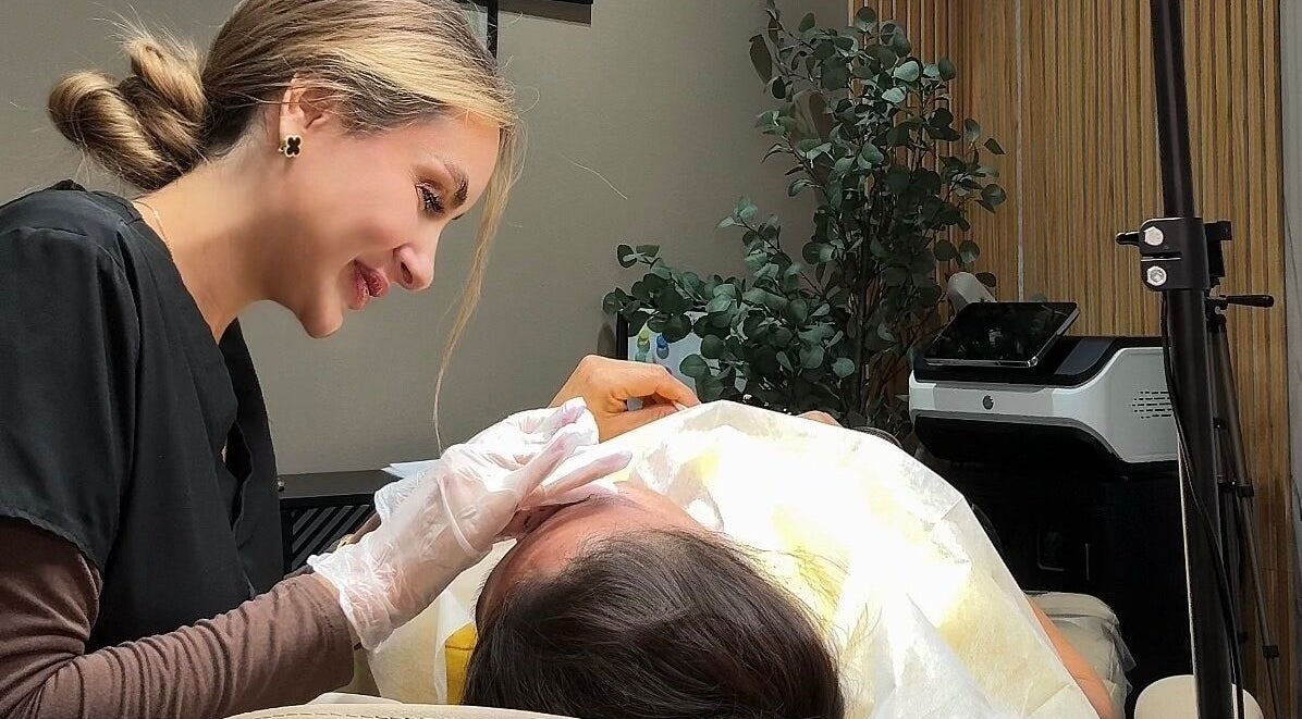 PMU Salon VS artist performing treatments in Dallas, Texas, US.