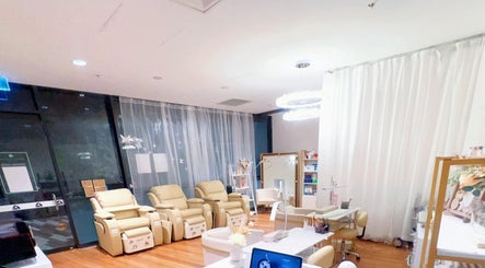 Relaxation area at FIT Beauty Brisbane with cozy chairs, located in Brisbane, Queensland, AU.