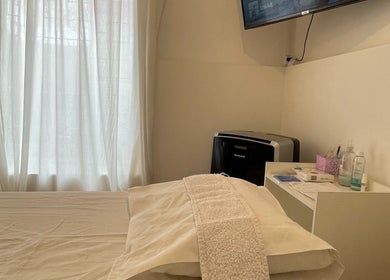 Sala de tratamiento en Mandi Estética, Mendoza, Mendoza, AR, con cama de masaje y ambiente sereno.