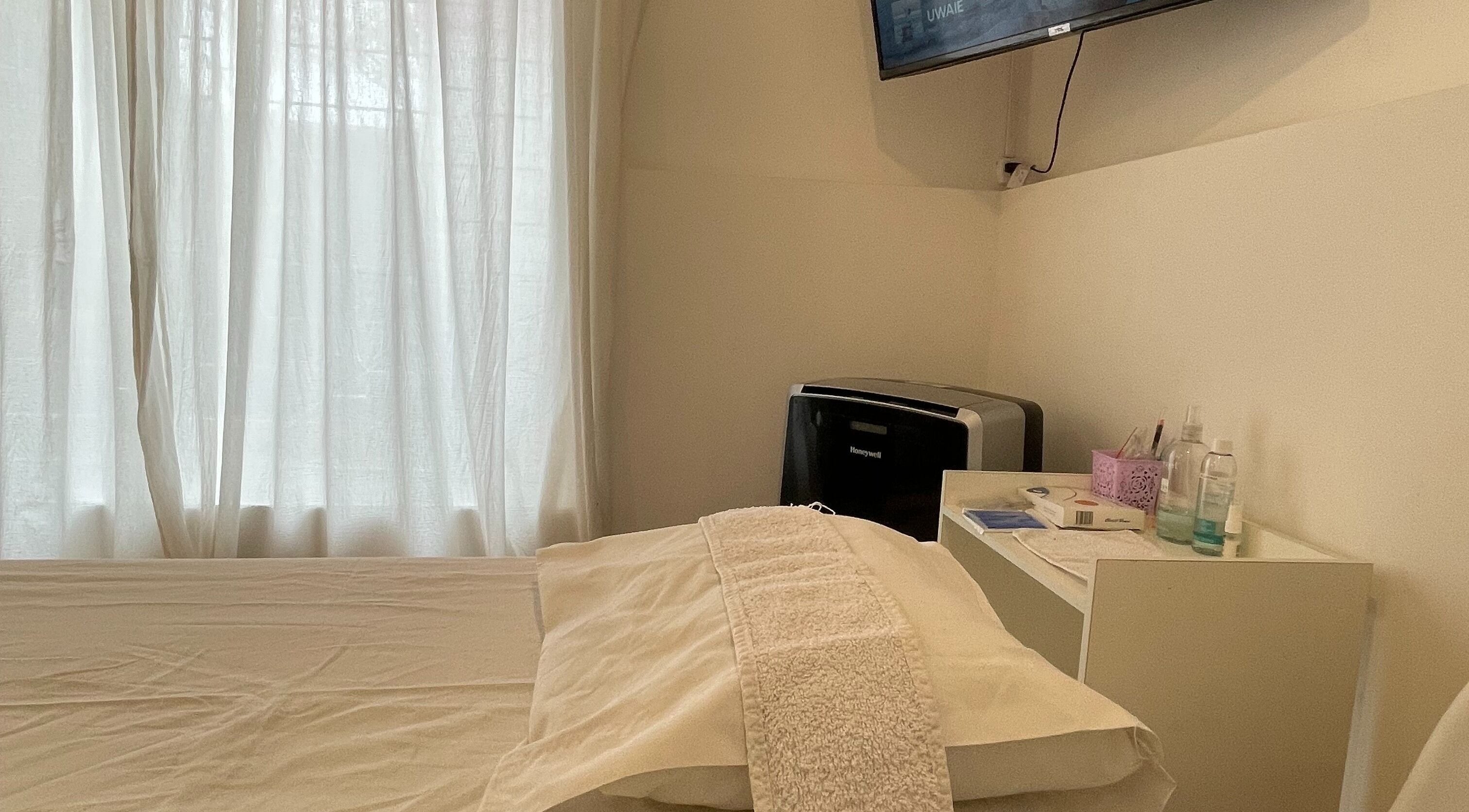 Sala de tratamiento en Mandi Estética, Mendoza, Mendoza, AR, con cama de masaje y ambiente sereno.