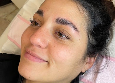 Cliente sonriente después de tratamiento en Mandi Estética, Mendoza, Mendoza, AR.