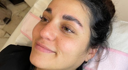 Cliente sonriente después de tratamiento en Mandi Estética, Mendoza, Mendoza, AR.