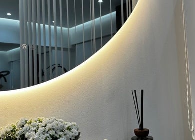 Κομψή γωνιά στο Gt the lashes beauty bar, Νέα Φιλαδέλφεια Αττικής, Αττικής, GR με λουλούδια και φωτισμό.