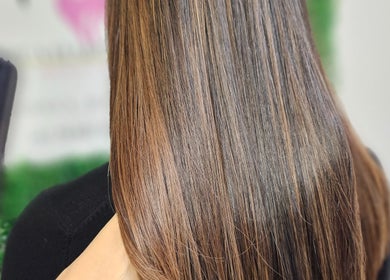 Glänzendes, glattes Haar bei Andrea Hair Studio[Latein und multikultureller ], Bern, Bern, CH.