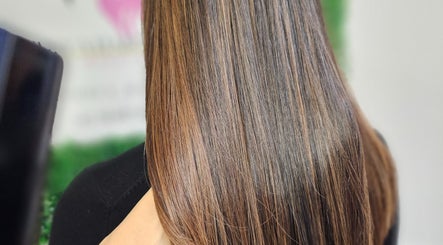 Glänzendes, glattes Haar bei Andrea Hair Studio[Latein und multikultureller ], Bern, Bern, CH.