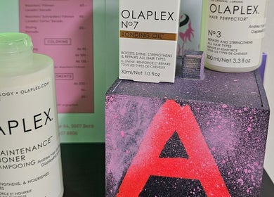 Olaplex-Produkte im Andrea Hair Studio[Latein und multikultureller] in Bern, Bern, CH ausgestellt.