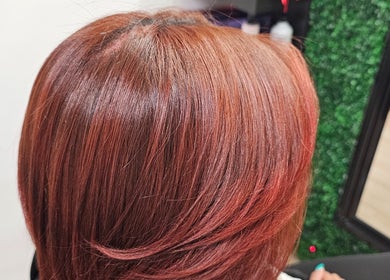 Glänzende Rotbraunhaarfrisur bei Andrea Hair Studio in Bern, Bern, CH.