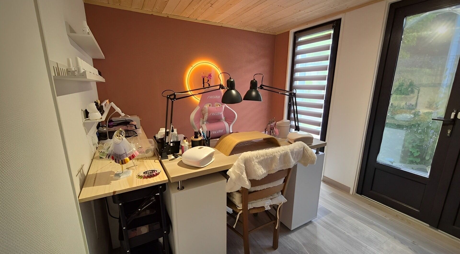 Table de manucure à Bbeauty, Montigny-en-Gohelle, Hauts-de-France, FR. Espace professionnel élégant et accueillant.