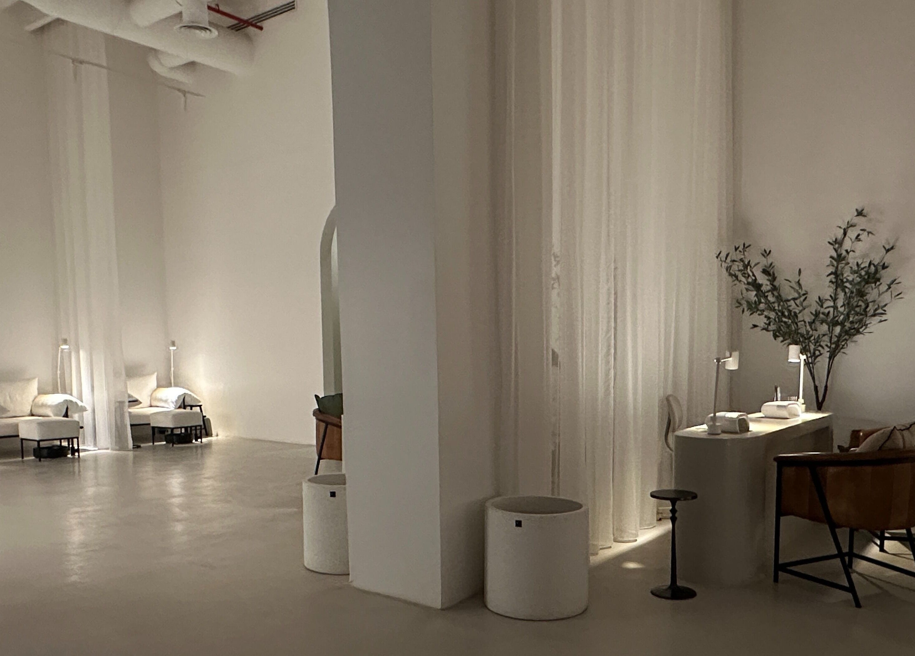 Elegant interior of De Oliva Spa in Riyadh, SA, featuring calming seating and ambient lighting.