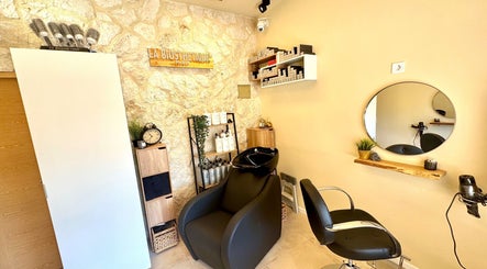 Stylish interior of Modo Hair Salon, Peguera, Illes Balears, ES with modern chairs and shelves.