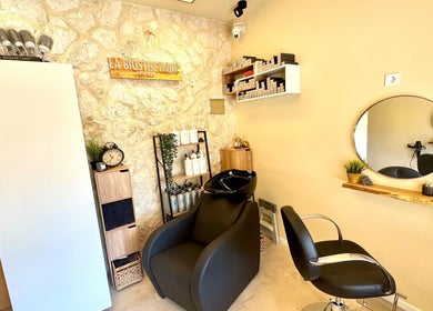Stylish interior of Modo Hair Salon in Peguera, Illes Balears, ES featuring chic décor and hair care products.