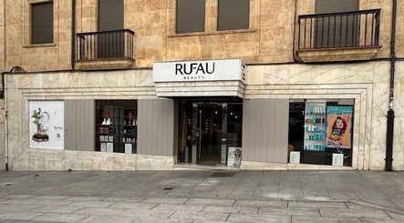 Fachada de Rufau Beauty en Salamanca, Castilla Y León, ES, mostrando productos de belleza en escaparate.