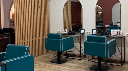 Interior moderno en Rufau Beauty, Salamanca, Castilla Y León, ES, con sillas turquesas y espejos elegantes.