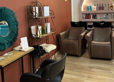 Área de lavado en Rufau Beauty, Salamanca, Castilla Y León, ES con decoración acogedora y moderna.