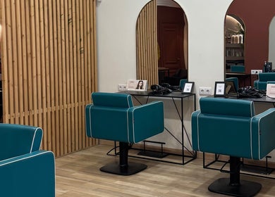 Vista interior de Rufau Beauty en Salamanca, Castilla Y León, ES, con sillas de peluquería modernas.