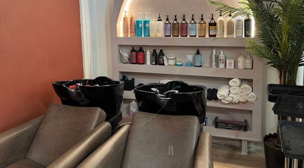 Zona de lavado elegante en Rufau Beauty, Salamanca, Castilla Y León, ES.