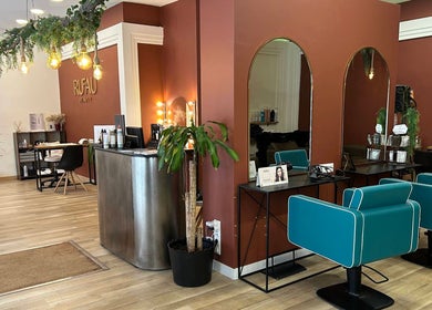 Interior moderno de Rufau Beauty en Salamanca, Castilla Y León, ES, con muebles elegantes y decoración acogedora.