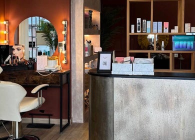 Estación de belleza moderna en Rufau Beauty, Salamanca, Castilla Y León, ES con espejo iluminado y silla blanca.