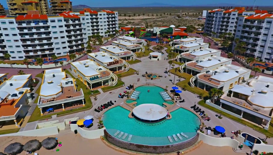 Vista aérea de Las Palmas Reservations - Sol y Mar Spa en Puerto Peñasco, Sonora, MX con piscina central.