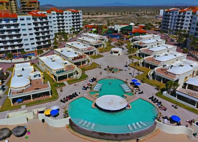 Vista aérea de Las Palmas Reservations - Sol y Mar Spa en Puerto Peñasco, Sonora, MX con piscina central.