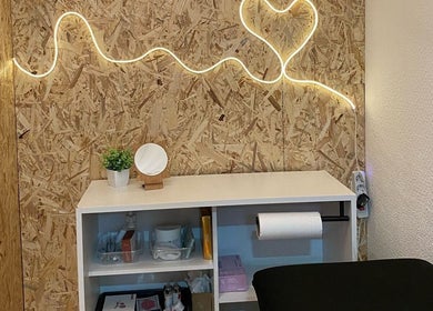 Sala de beleza aconchegante no Studio Bruna Beauty em Parede-Cascais, Lisboa, PT, com decoração elegante.