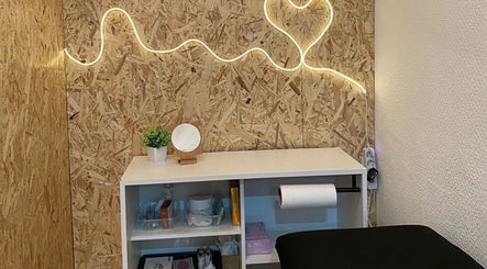 Sala de beleza aconchegante no Studio Bruna Beauty em Parede-Cascais, Lisboa, PT, com decoração elegante.