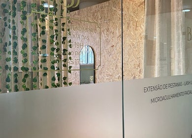 Interior acolhedor de Studio Bruna Beauty, Parede-Cascais, Lisboa, PT, com decoração verde viva.