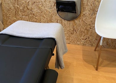 Mesa de massagem e cadeira no Studio Bruna Beauty, Parede-Cascais, Lisboa, PT.