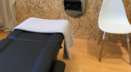 Mesa de massagem e cadeira no Studio Bruna Beauty, Parede-Cascais, Lisboa, PT.