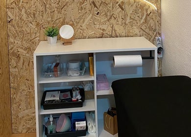 Área de cuidados no Studio Bruna Beauty, Parede-Cascais, Lisboa, PT com prateleiras organizadas e decoração natural.